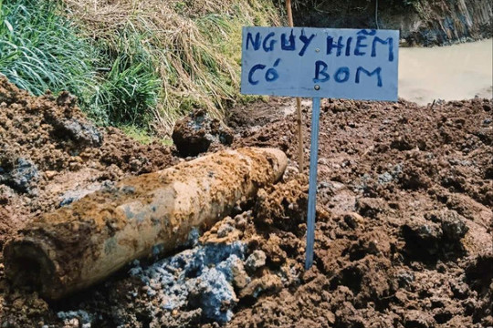 Người dân Đắk Nông phát hiện vật thể nghi bom bi
