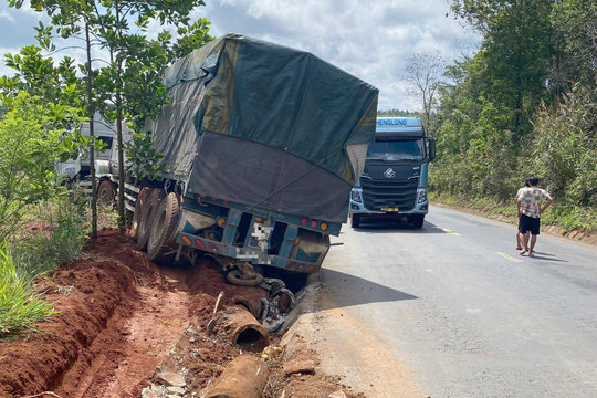 Đắk Nông: Tai nạn giữa xe đầu kéo và xe máy khiến 2 người tử vong