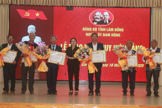 Đam Rông kỷ niệm 135 năm Ngày sinh Chủ tịch Hồ Chí Minh và trao Huy hiệu Đảng cho 6 đảng viên