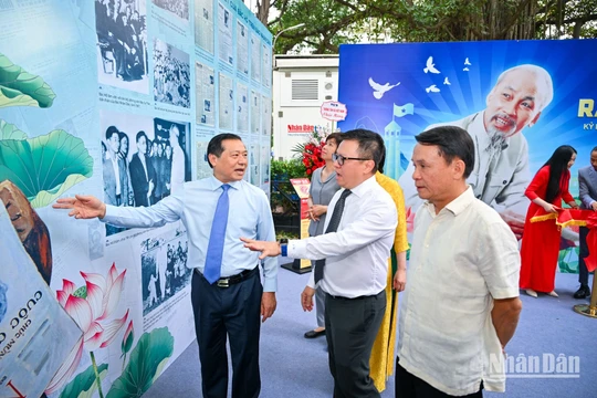 Báo Nhân Dân khai mạc triển lãm và ra mắt ấn phẩm đặc biệt kỷ niệm 135 năm Ngày sinh Chủ tịch Hồ Chí Minh