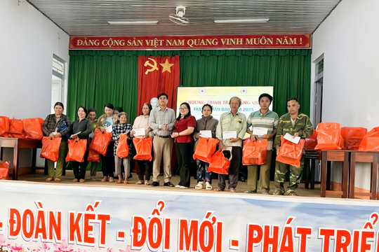 Tặng 300 suất quà cho người dân khó khăn huyện Tuy Đức