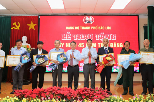 Bảo Lộc: Trao Huy hiệu Đảng đợt 19/5 cho 83 đảng viên