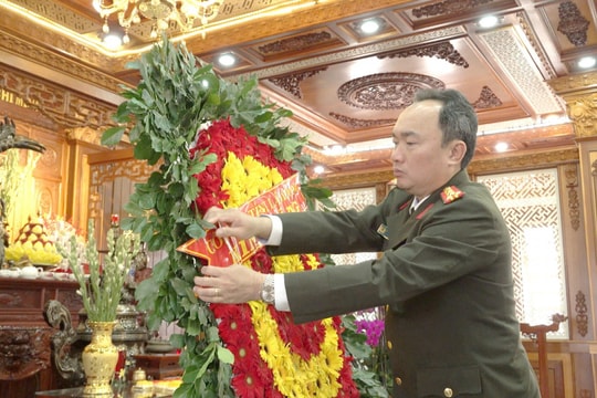 Công an tỉnh Lâm Đồng dâng hương tưởng niệm Chủ tịch Hồ Chí Minh