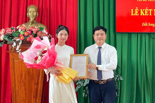 Học sinh đầu tiên được kết nạp Đảng ở trường THPT biên giới Đắk Song