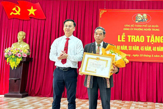 149 đảng viên Đắk Nông được tặng và truy tặng huy hiệu Đảng