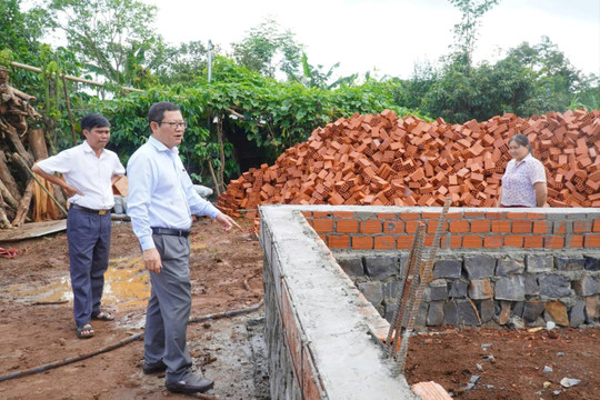 Xóa nhà tạm ở Đắk Mil gặp khó vì giá cát tăng
