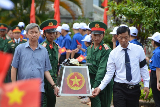 Thiêng liêng Lễ truy điệu các liệt sĩ tình nguyện Việt Nam