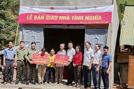 Bàn giao nhà tình nghĩa cho gia đình khó khăn huyện Krông Nô