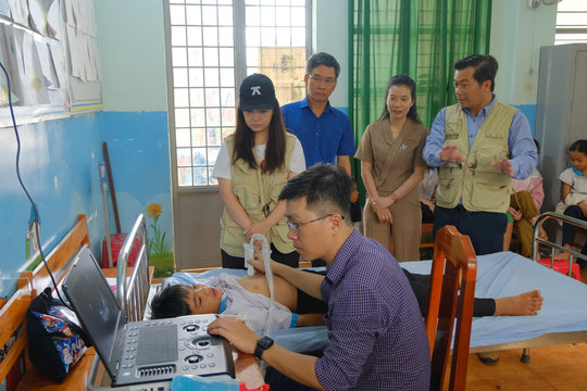 Chuyên gia tim mạch hàng đầu Việt Nam đến khám tim miễn phí cho trẻ em Đắk Nông