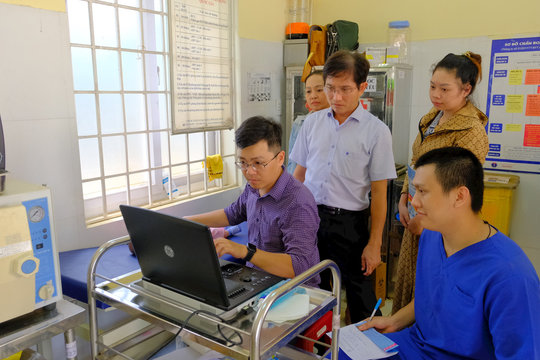 Bác sĩ Đỗ Nguyên Tín - “Bàn tay vàng” trong giới can thiệp tim bẩm sinh khám tim miễn phí cho trẻ em Đắk Nông