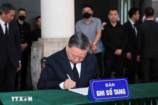 Xúc động những dòng ghi sổ tang viếng nguyên Chủ tịch nước Trần Đức Lương
