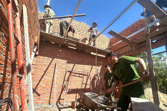 Công an xã ở Đắk Nông sát cánh cùng dân xây nhà mới