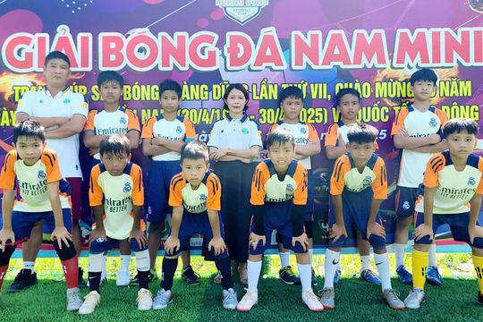 Đội bóng U11 Đắk Glong có trưởng đoàn là nữ