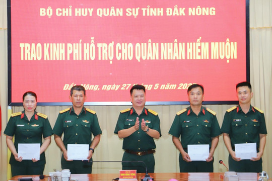 Đắk Nông: Trao kinh phí hỗ trợ cho quân nhân hiếm muộn