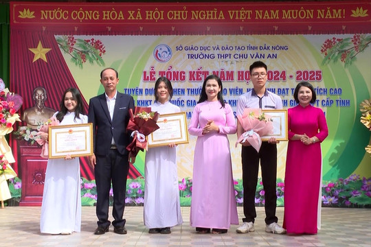 Đồng chí Tôn Thị Ngọc Hạnh dự lễ tổng kết năm học