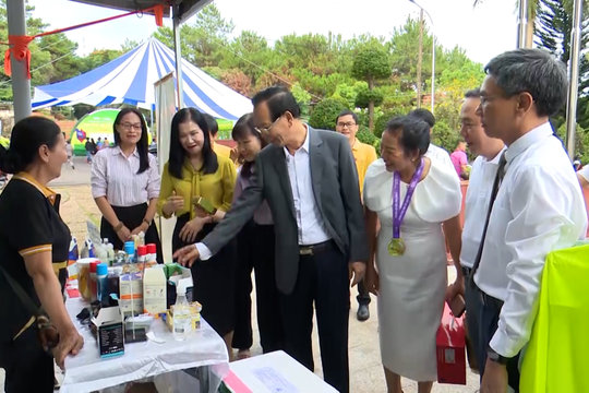 Lãnh đạo tỉnh tham quan gian hàng triển lãm tại Giải Đắk Nông Marathon 2025
