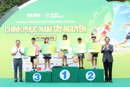 Trao giải cho các nhà vô địch Kids Run- Đắk Nông Marathon 2025