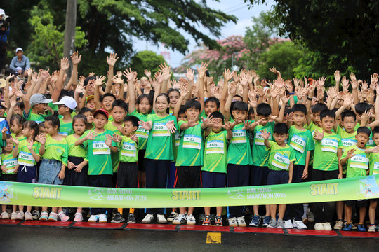 Hơn 500 vận động viên nhí chinh phục cự ly 2km