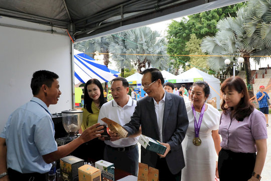Lãnh đạo tỉnh tham quan gian hàng triển lãm tại Giải Đắk Nông Marathon 2025