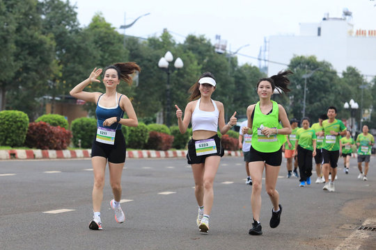 Sôi động trên đường chạy 5km Giải Đắk Nông Marathon 2025