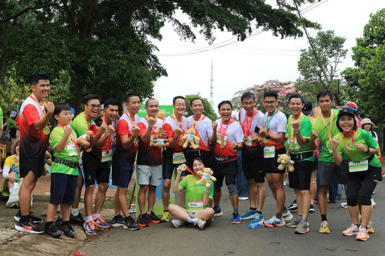 Cùng khoe huy chương Giải Đắk Nông Marathon 2025