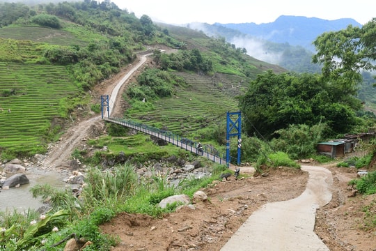 Đường bê tông mới lên thôn Kon Tuông