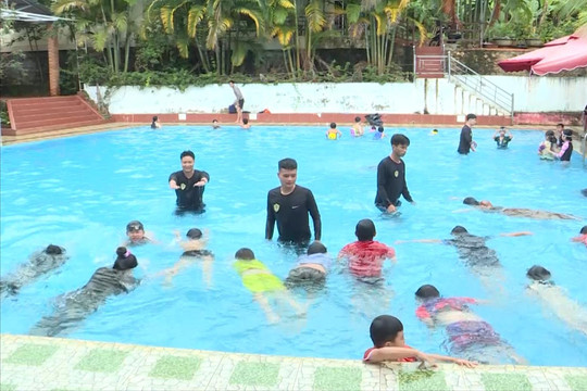 Dạy bơi, hướng dẫn kỹ năng phòng, chống đuối nước cho trẻ em Đắk Nông