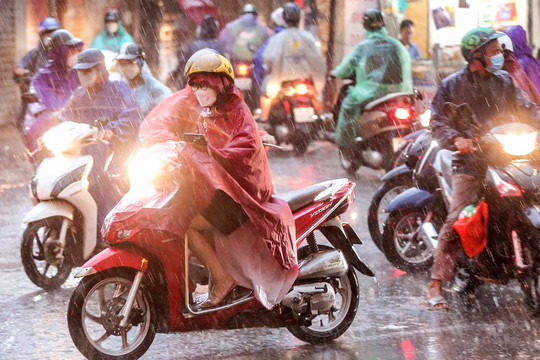 Mưa lớn từ Bắc vào Nam, cảnh báo lũ quét và sạt lở tại 15 tỉnh thành
