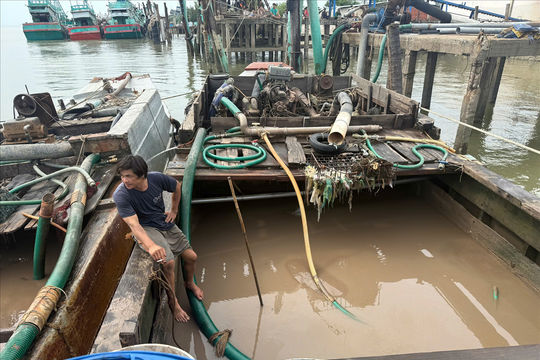 Bắt giữ 09 phương tiện, 13 đối tượng liên quan đến khai thác, vận chuyển cát trái phép trên sông Tiền