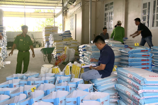 Bạc Liêu: Phát hiện hơn 37 tấn thức ăn tôm giả