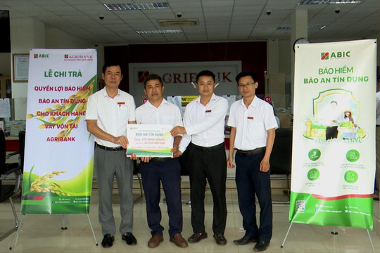3 khách hàng Agribank Đắk Nông nhận bảo hiểm hơn 250 triệu đồng
