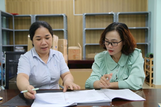 Làm từ sáng đến khuya để kịp bàn giao hồ sơ trước giờ G