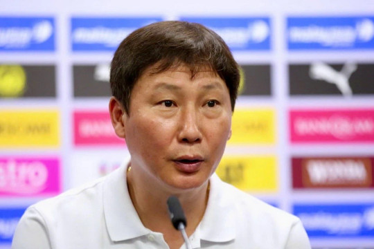 Asian Cup 2027: Huấn luyện viên Kim Sang Sik xin lỗi sau trận thua đậm Malaysia