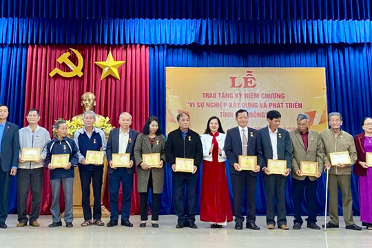 Lạc Dương: 57 cá nhân được tặng Kỷ niệm chương Vì sự nghiệp xây dựng và phát triển tỉnh Lâm Đồng
