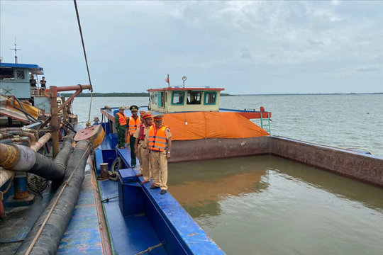 Thủy đoàn II- Cục Cảnh sát giao thông phát hiện, tạm giữ nhiều phương tiện khai thác cát trái phép