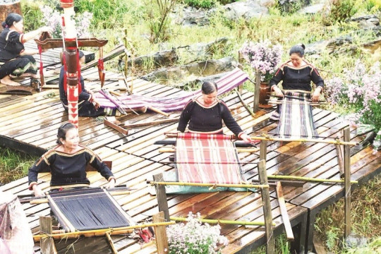 Nghệ thuật trang trí trên thổ cẩm của người Ê Đê