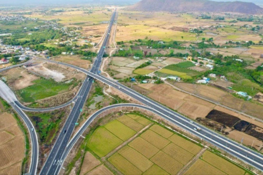 Điều chỉnh vạch kẻ đường trên cao tốc Vĩnh Hảo-Phan Thiết để phù hợp hơn