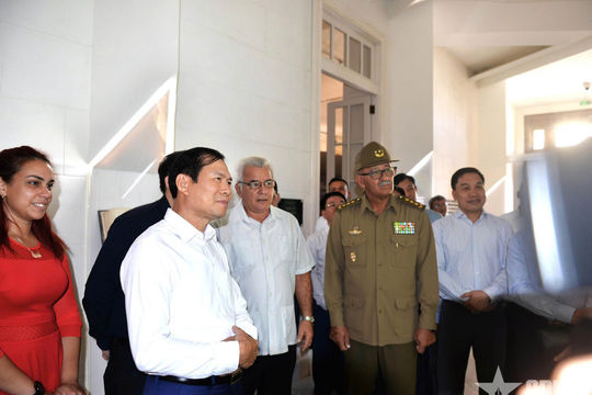 Đại tướng Nguyễn Tân Cương thăm Trung tâm Fidel Castro Ruz tại Cuba