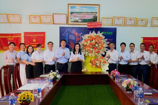 Lãnh đạo UBND tỉnh thăm, chúc mừng các cơ quan báo chí