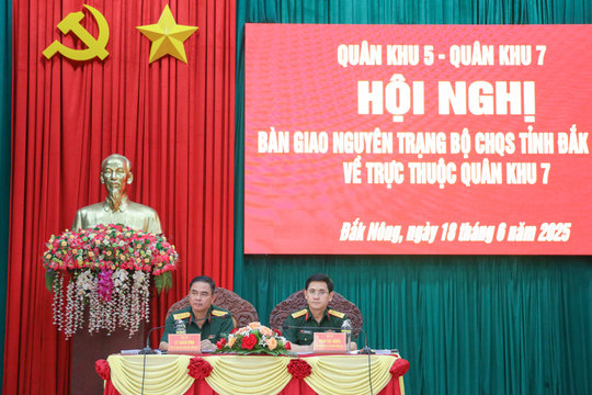 Bàn giao nguyên trạng Bộ CHQS tỉnh Đắk Nông về trực thuộc Quân khu 7