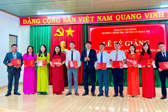 Bảo Lâm: Bế giảng lớp trung cấp lý luận chính trị khóa 106 hệ không tập trung