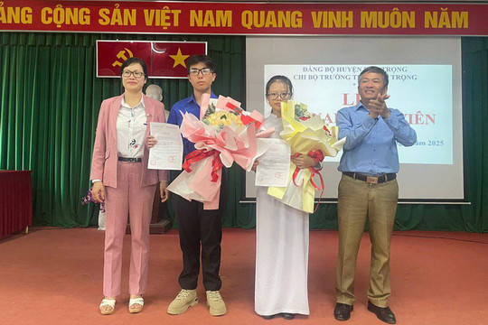 Chi bộ Trường THPT Đức Trọng kết nạp 2 đảng viên là học sinh
