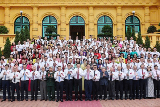 Chủ tịch nước Lương Cường gặp mặt các nhà báo tiêu biểu toàn quốc
