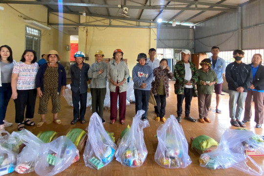 Trao 60 phần quà cho hộ có hoàn cảnh khó khăn