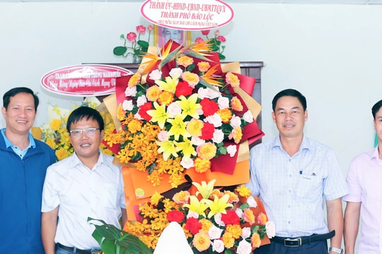 Các cơ quan, đơn vị chúc mừng Văn phòng Báo Lâm Đồng tại TP Bảo Lộc nhân ngày 21/6