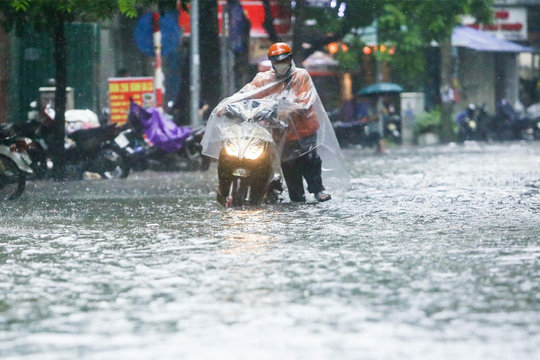 Hà Nội mưa lớn, nguy cơ ngập úng loạt tuyến phố và dự báo thời tiết 10 ngày