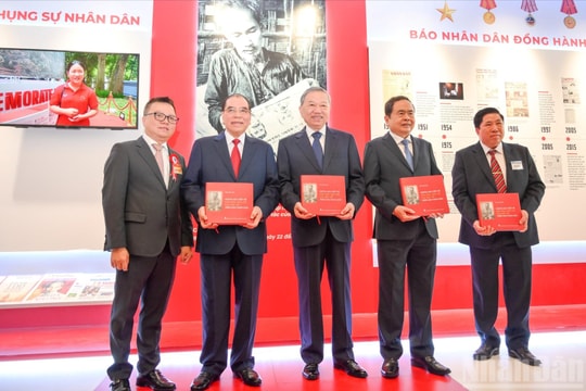 Tổng Bí thư Tô Lâm tham quan không gian trưng bày Hội báo toàn quốc 2025