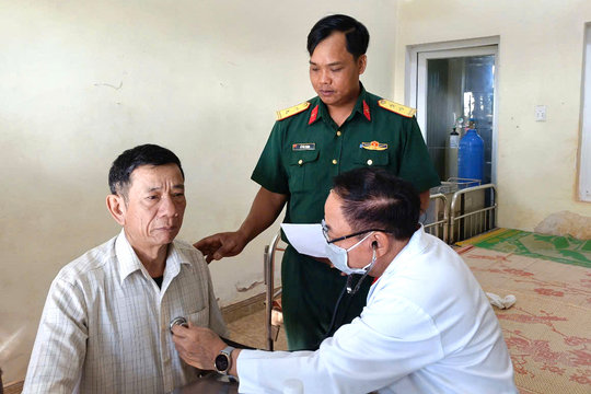 Khám bệnh, tặng quà người dân vùng biên Đắk Nông