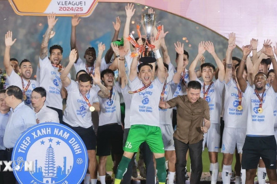 Nam Định chính thức lên ngôi vô địch V-League 2024/25
