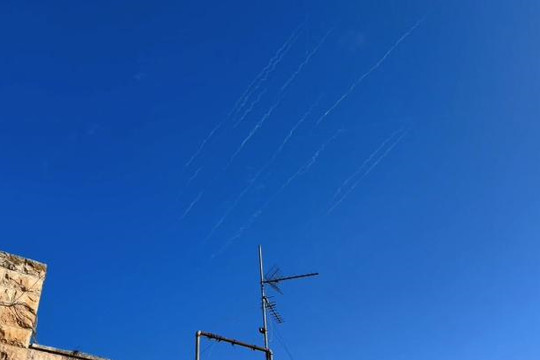 Căng thẳng Israel-Iran: Iran và Israel tiếp tục các đòn không kích, Ngoại trưởng Iran cảnh báo trả đũa